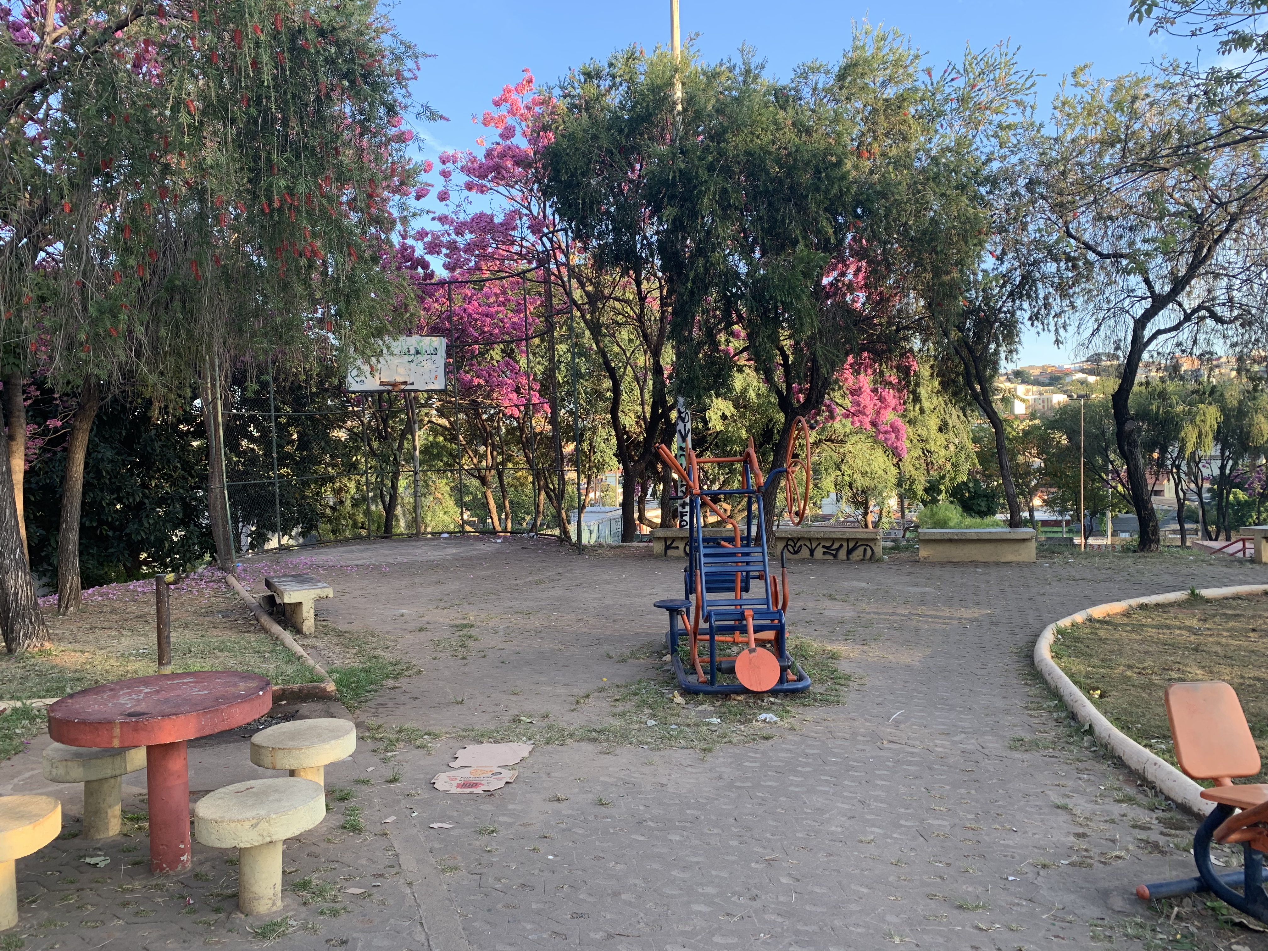 Pr. Cristo Reina / ao lado da UNIV. CATÓLICA - Barreiro de Baixo, BHte